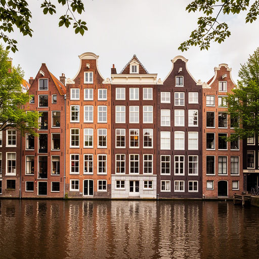 Zicht op het water van Monnickendam met monumentale gevels aan de haven voorzien van klassieke witte kunststof kozijnen