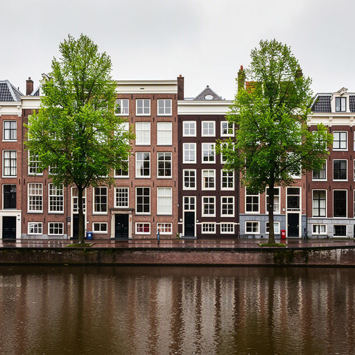 Moderne eengezinswoning in Hoofddorp met antraciet grijze kunststof kozijnen aan de voorgevel